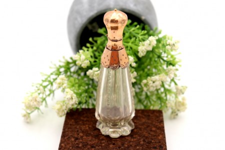 Frasco de perfume em vidro com tampa em ouro relevado